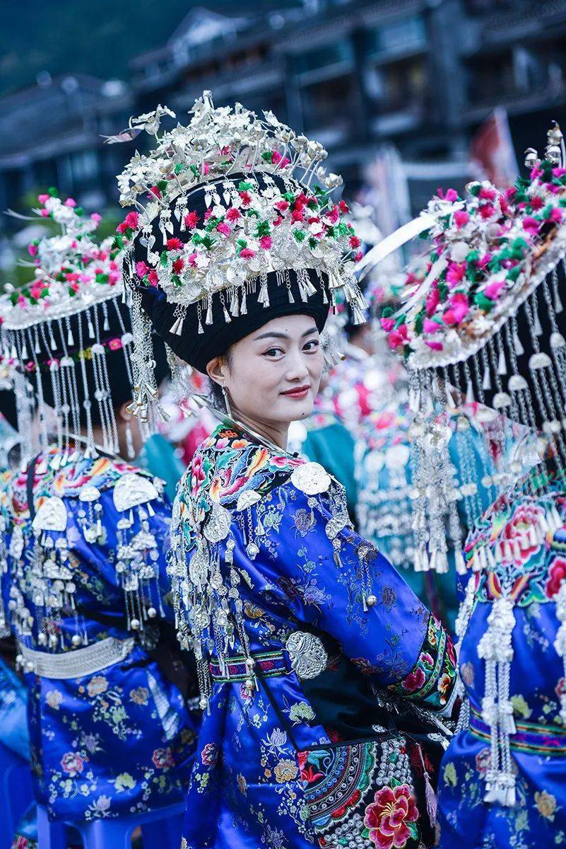 关注 | "凤凰苗族银饰服饰节",美女银饰闪耀千年古城!