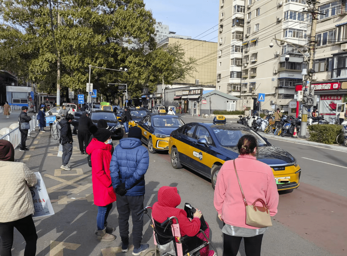 调查| 老人招手打车有多难?京城街头,记者实测_出租车_手机_东三环