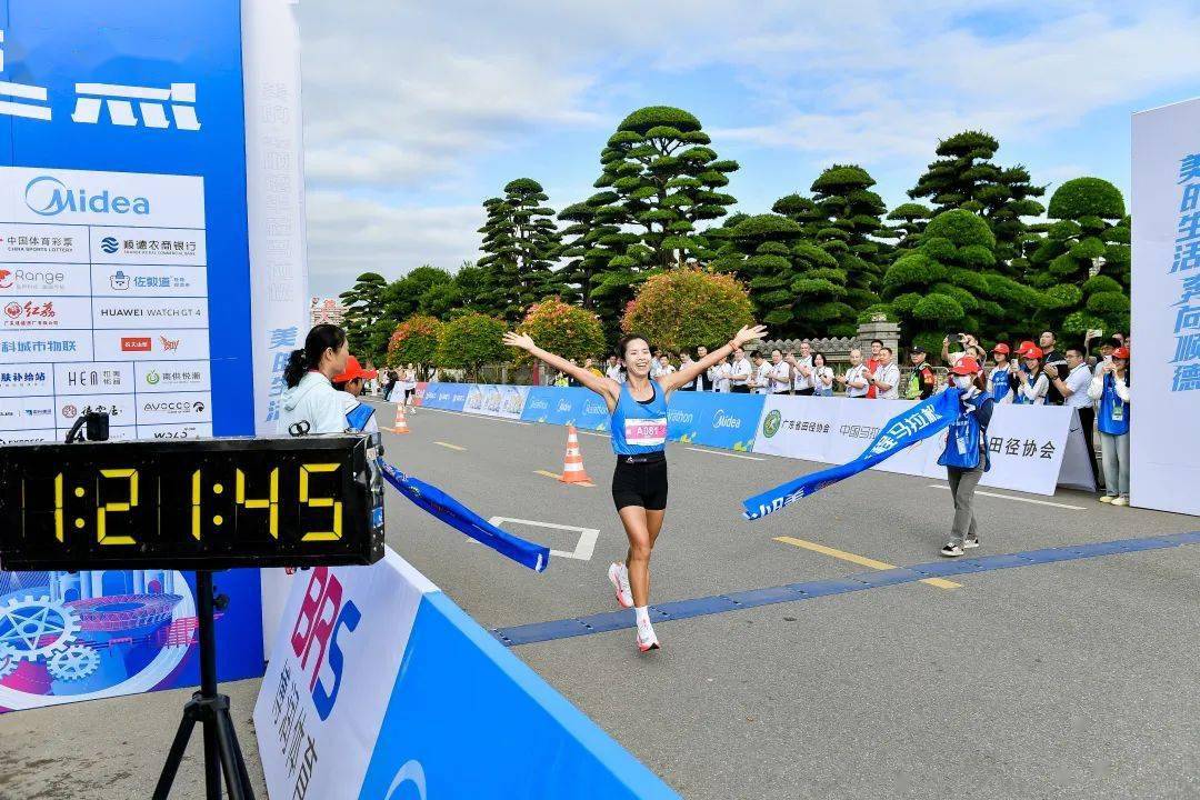 女子組方面,陳麗琴以1小時21分44秒獲得半程馬拉松女子冠軍;鍾澤娜和