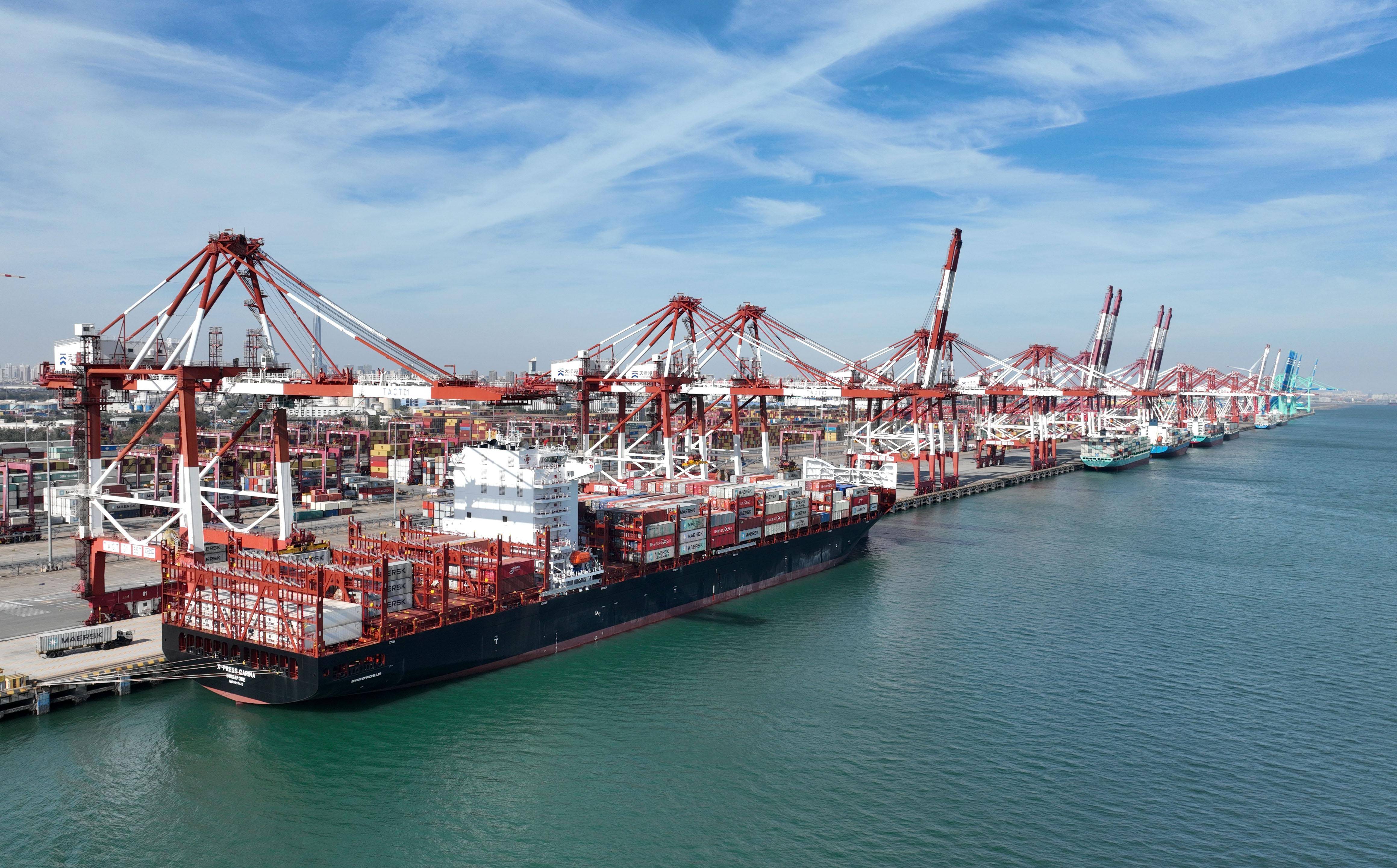 集装箱货轮停靠在天津港欧亚国际集装箱码头(11月13日摄,无人机照片)