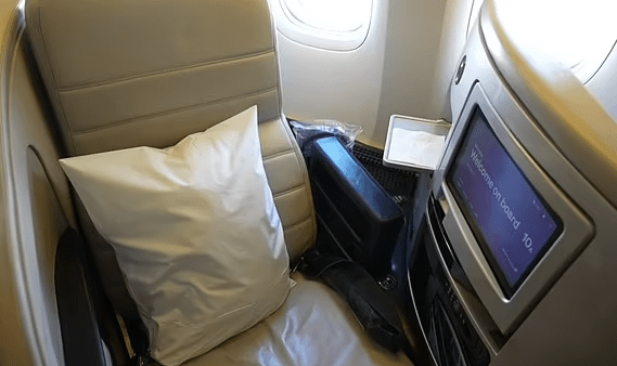 航空的头等舱相比,我觉得纽航的好一些,但这种座位安排真的太尴尬了