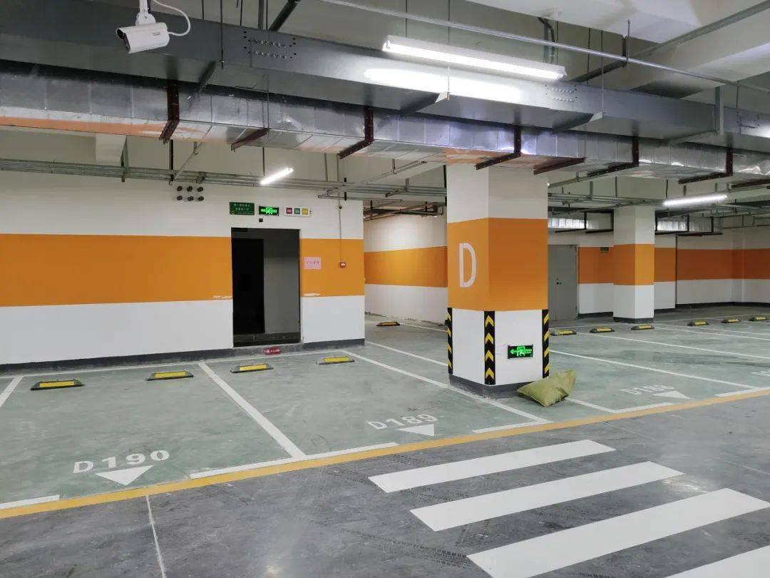 车库没有做地下大堂,电梯出来后到车库比较幽暗曲折,地下单元入口紧挨