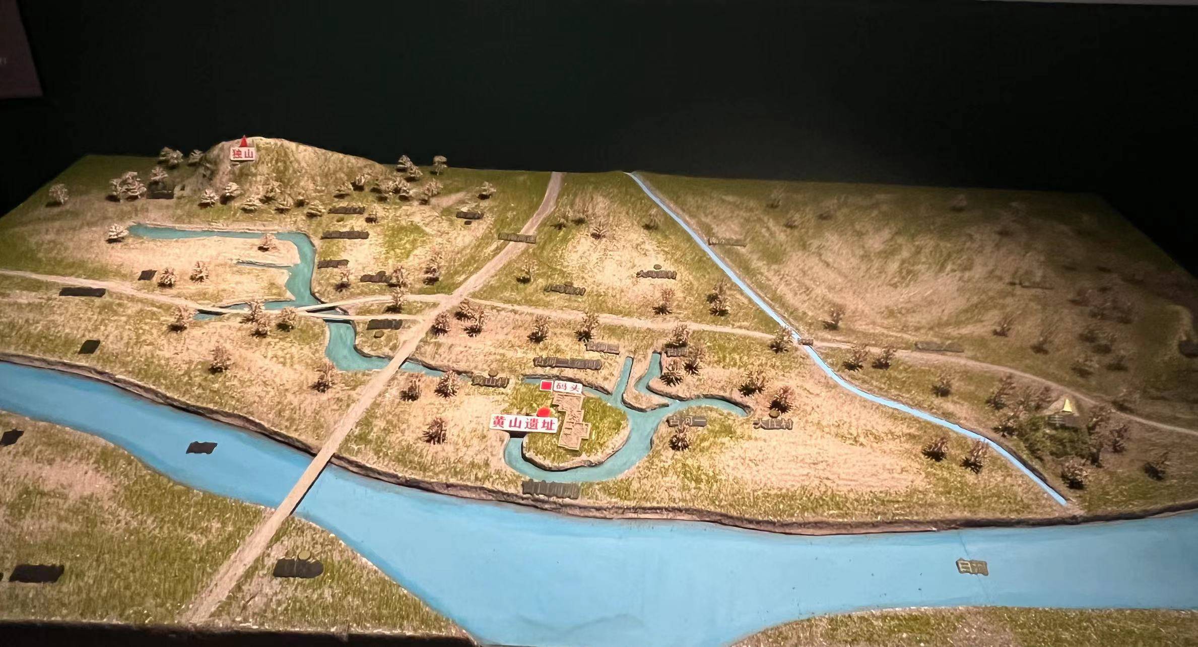 临盛产汉白玉的丰山,西南则是中国四大名玉之一的独山玉产地——独山