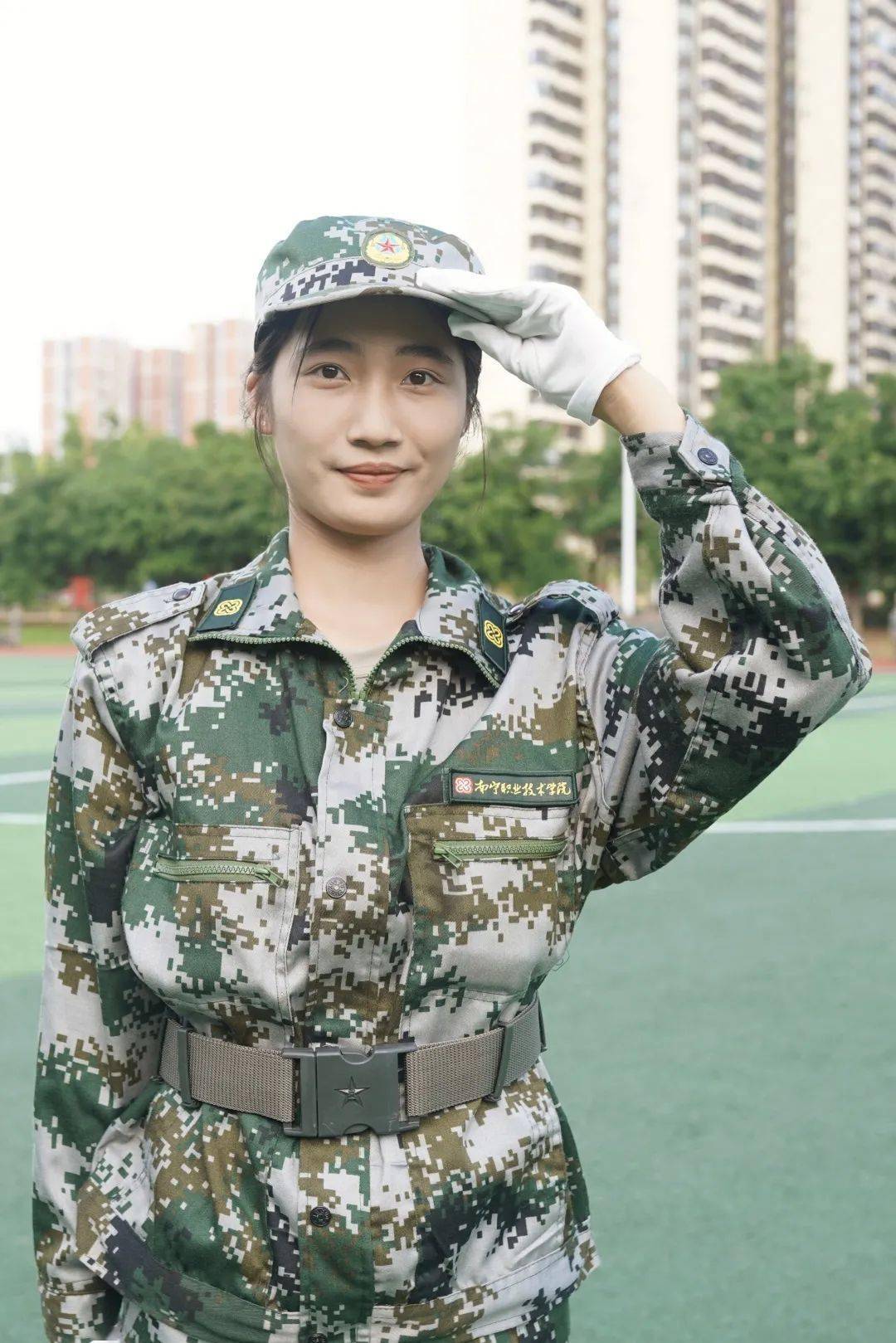 身着迷彩服的我们比烈日更加耀眼