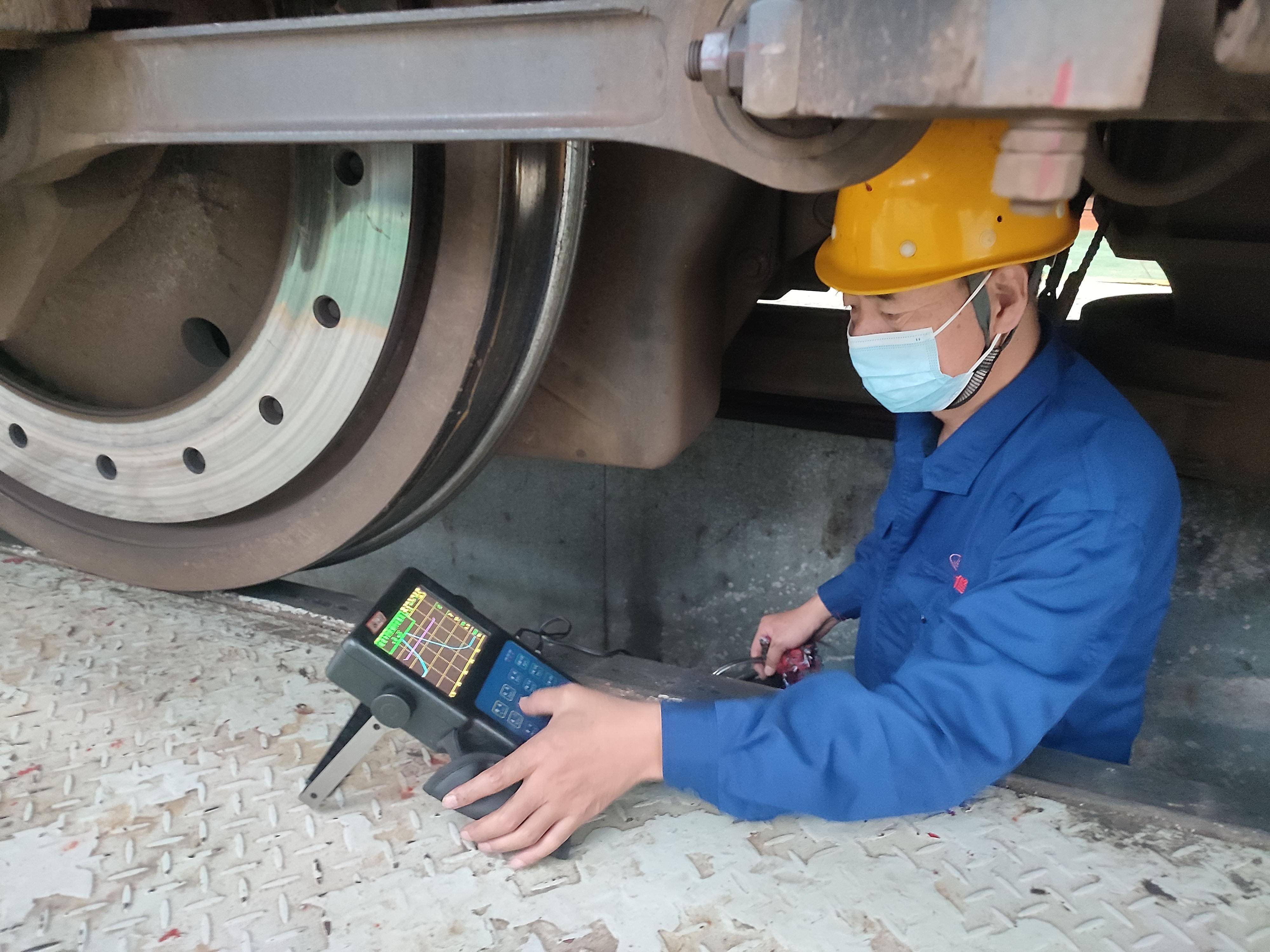 火车"b超"师——记全国铁路技术能手洛阳机务段探伤工秦天楼_秦师傅