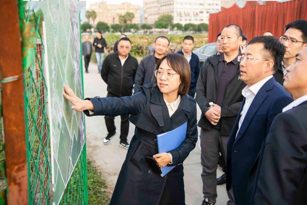 在甬臺溫高速公路複線瑞安聯絡線(瑞湖高速)工程現場,李堅詳細瞭解