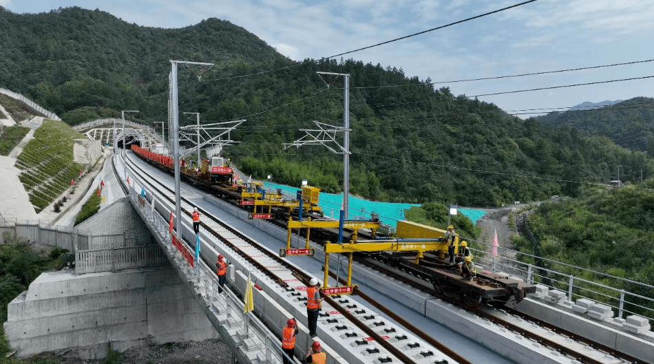 8月24日上午,在安徽省池州市青阳县蓉城镇池黄高铁池九区间木堰特大桥