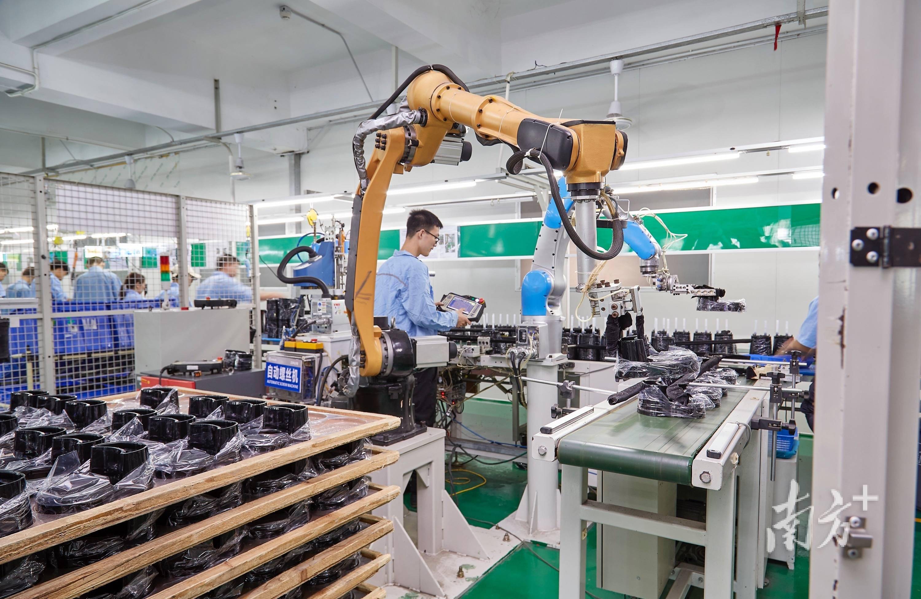 在改革开放之初,作为"千年陶都"的石湾得风气之先,石湾的陶瓷工业公司