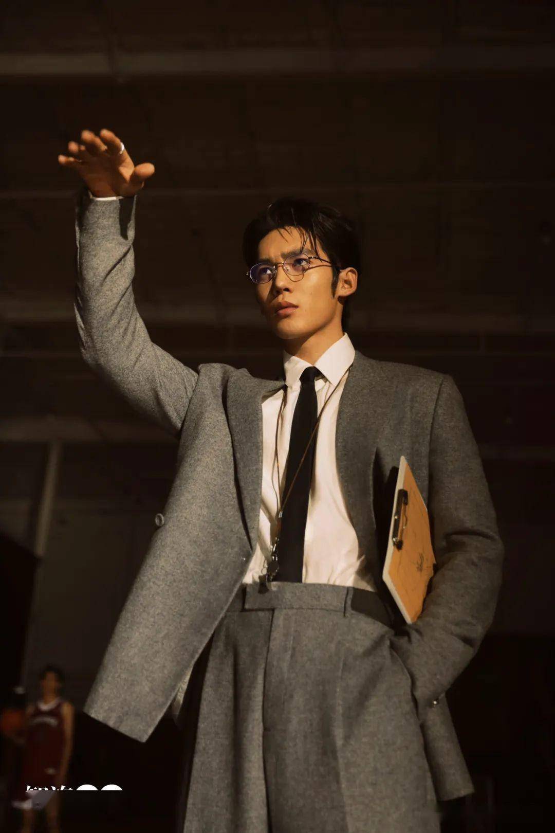 男星于适《智族gq》封面大片,化身"灌篮高手"动静皆宜_教练_西装_球员