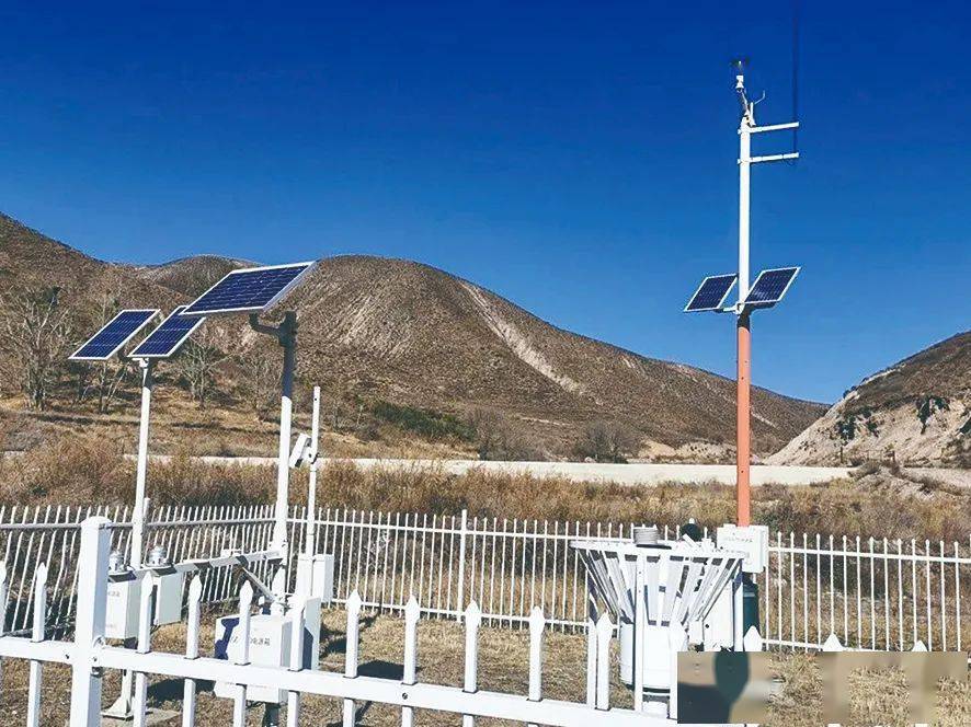 在乌兰察布凉城滑雪场越野赛道靶场西侧,施工人员从货车上取下百叶箱