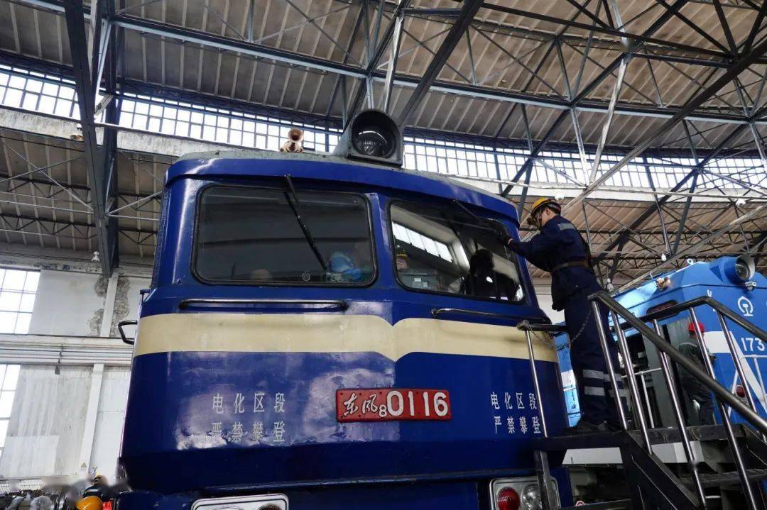 为机车定制了"防寒三件套"牡丹江机务段也早早地被套上了"保暖套装"一