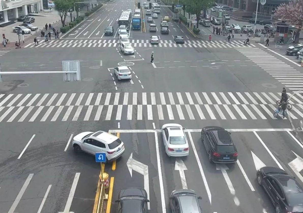 没有红绿灯的十字路口如何开车,要遵守哪些交通规则