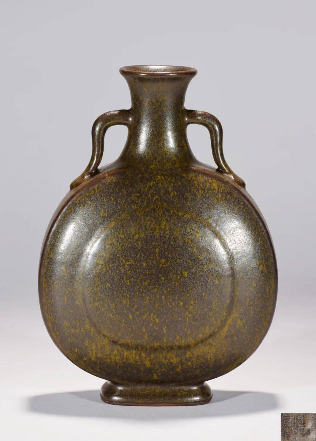 5 cm备注:法国私人收藏抱月瓶,又称扁瓶,创烧于永乐时期,为效仿西亚