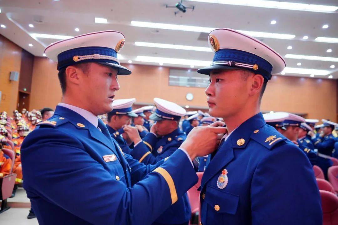 大连支队举行2022年入职消防员授衔仪式