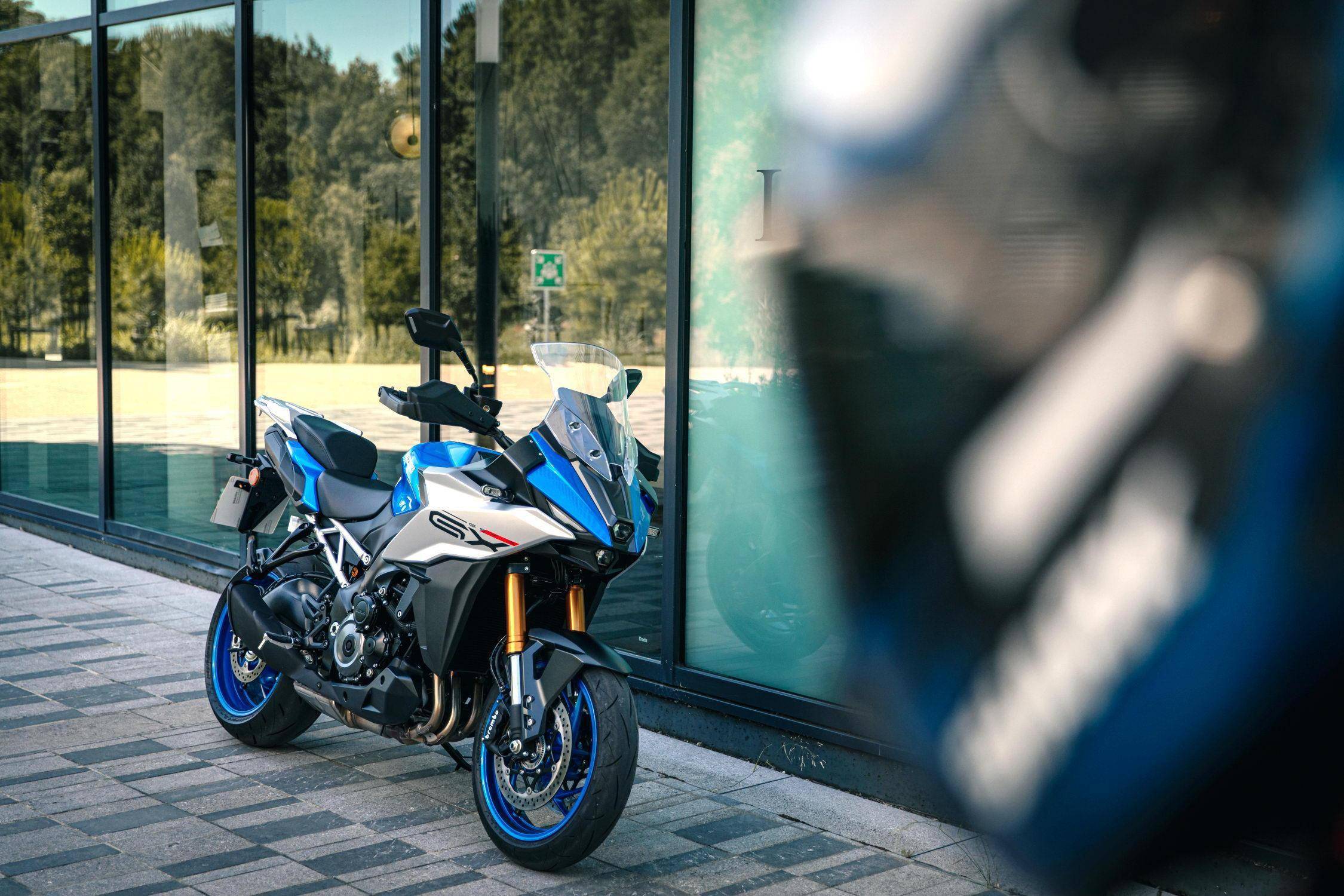 户外特写:suzuki 2024 gsx-s1000gx 运动旅行车_搜狐汽车_搜狐网