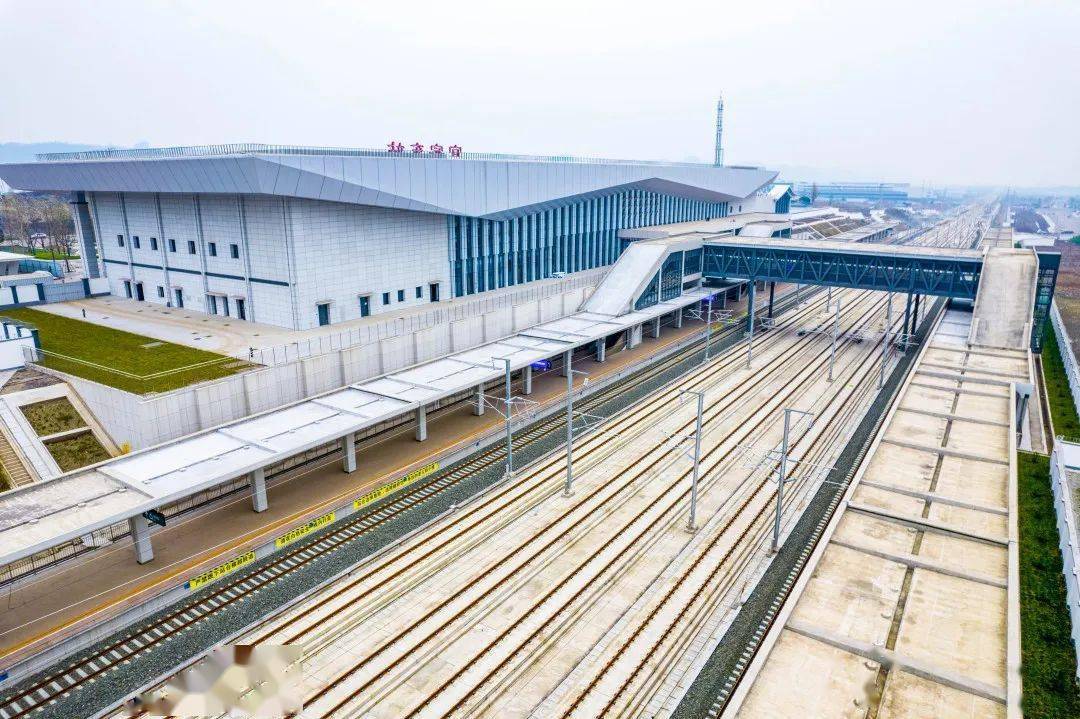 成宜高铁宜宾东站位于三江新区境内,由高铁站房项目和高铁站片区基础