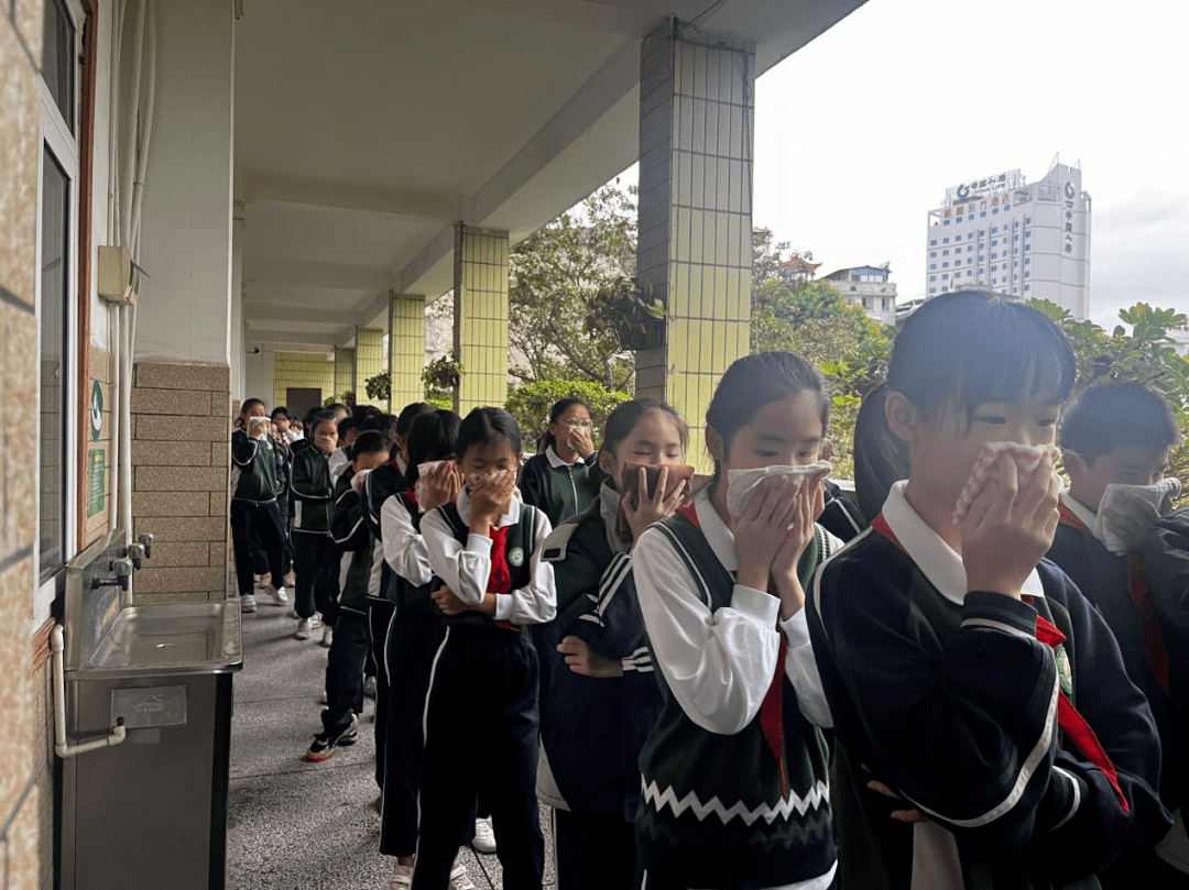 消防在心中,安全伴我行——玉州区东环小学2023年秋季期消防安全疏散