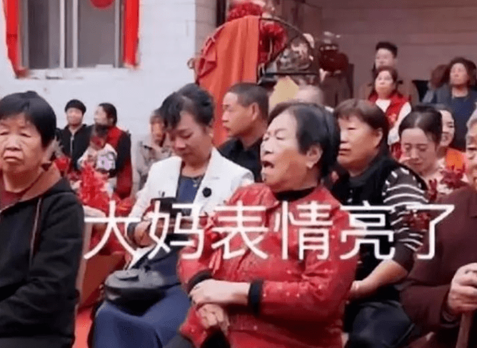 估计心里已经打了一百个问号,这娘俩弄啥咧?有位大妈被惊得目瞪口呆.