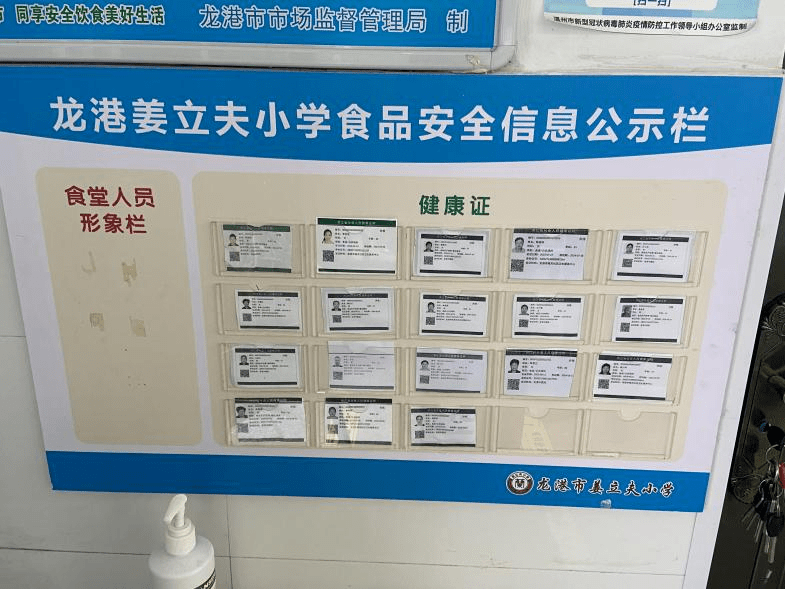 食堂從業人員服裝,口罩,工帽佩戴齊全,反對食品浪費文化氛圍濃厚.5.