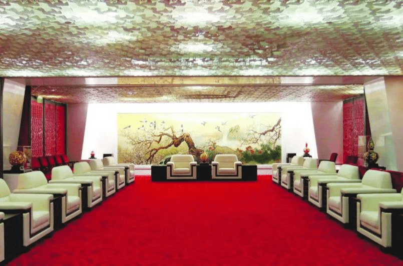 《喜鹊登枝》漆画,大漆屏风《盛世和谐图》等装点了鸟巢贵宾接待厅