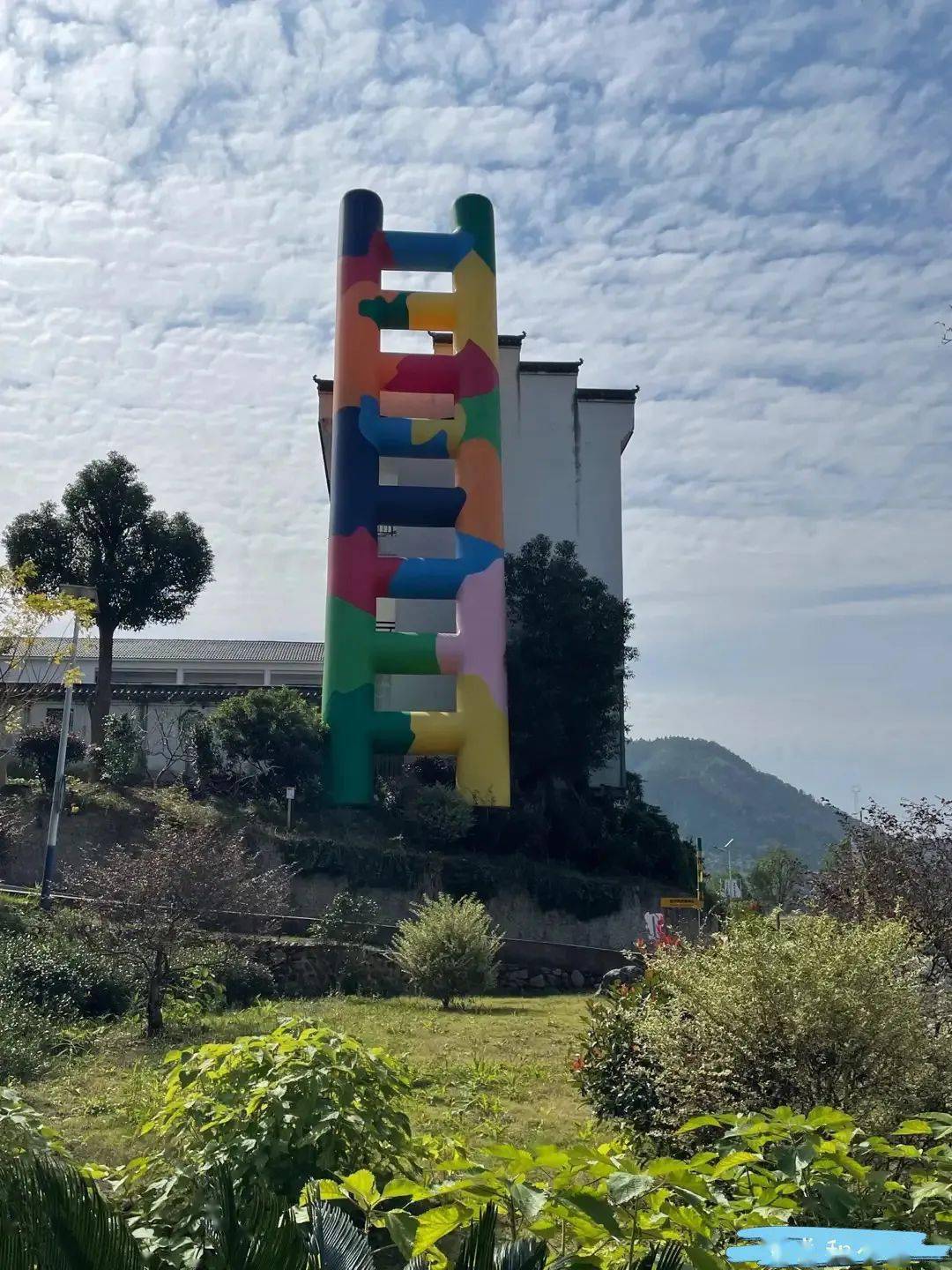 不同于城市中的艺术展,大地艺术节将艺术与自然村落融为一体