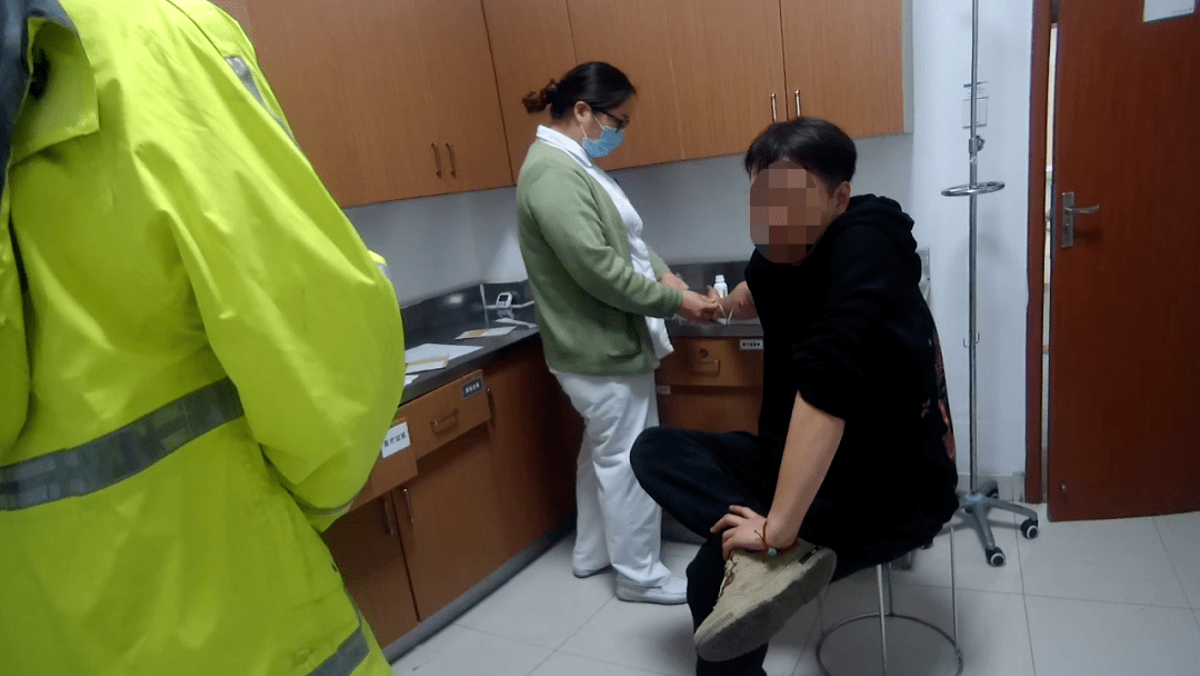 海宁一乡村路旁，汽车都这样了，驾驶员还在呼呼大睡