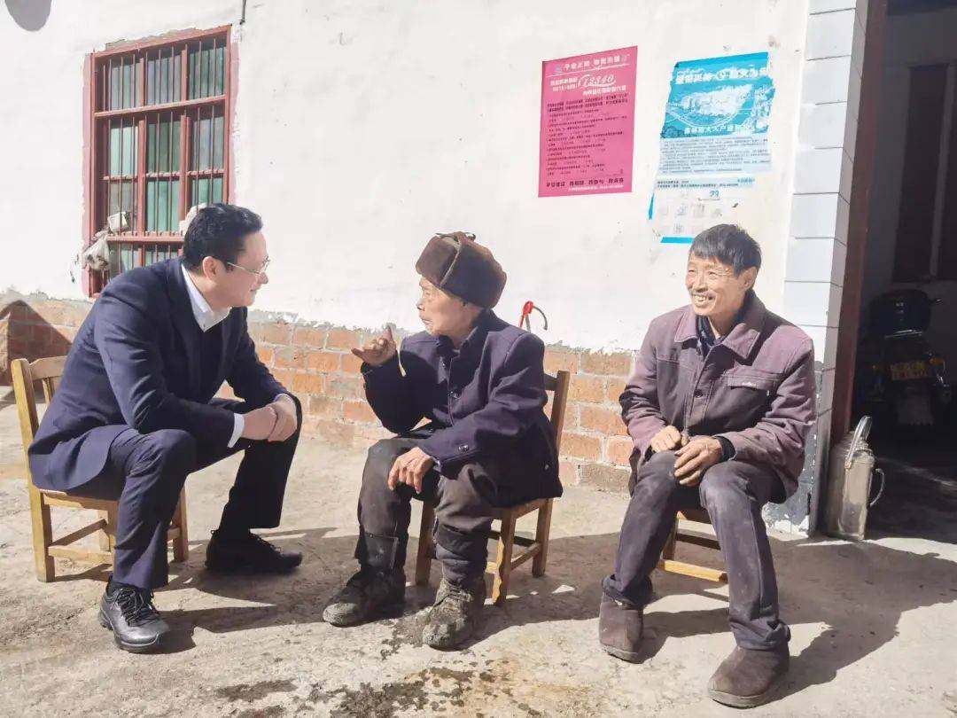 11月16日,县委书记杨军到泗水坪村,正阳河村督导主题教育,巩固衔接