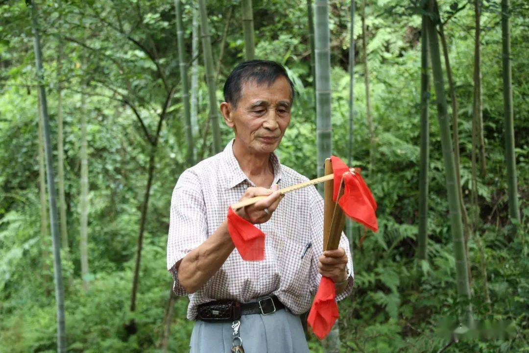 金錢板,是流傳於宣恩縣珠山,沙道溝,萬寨,長潭河等鄉鎮的一種民間說唱