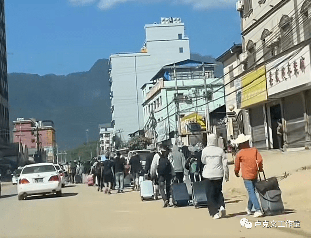 释放这里被困的电诈人员回国,如今果敢老街到中国南伞口岸的路上,密密