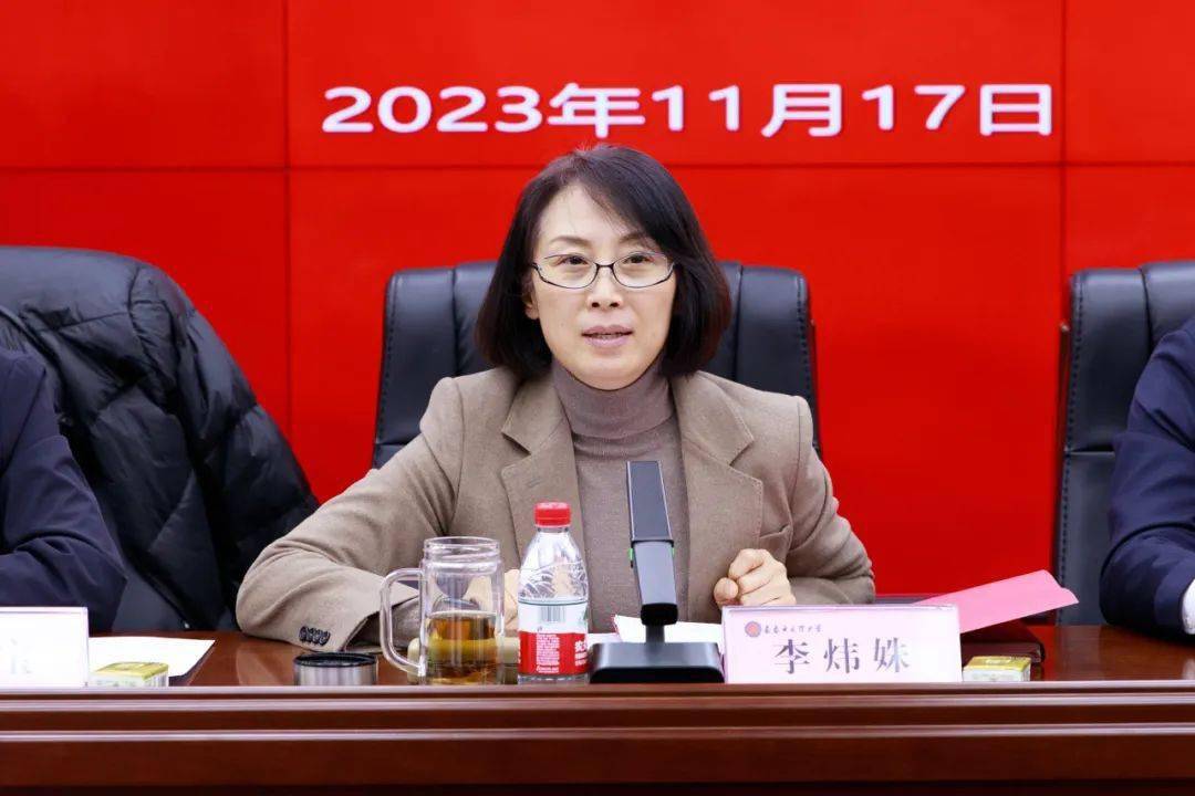 李炜姝高度肯定了学校在教育科研工作方面取得的成绩,并对校企双方