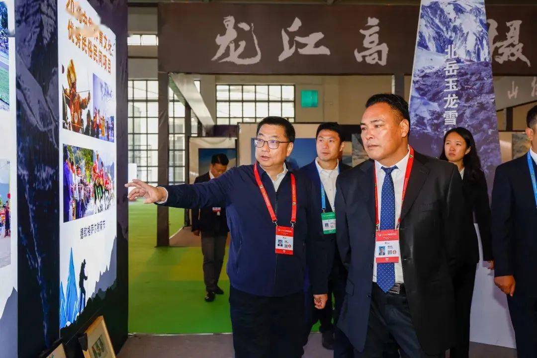 杨中华在省体育局党组成员,副局长邢晋的陪同下逐一参观了展馆内每个