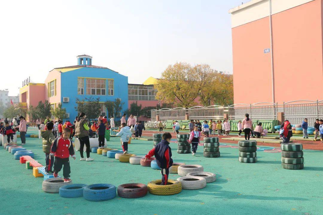 将走,跑,跳,攀,爬等动作科学合理地融入体能大循环游戏中,设计了全面