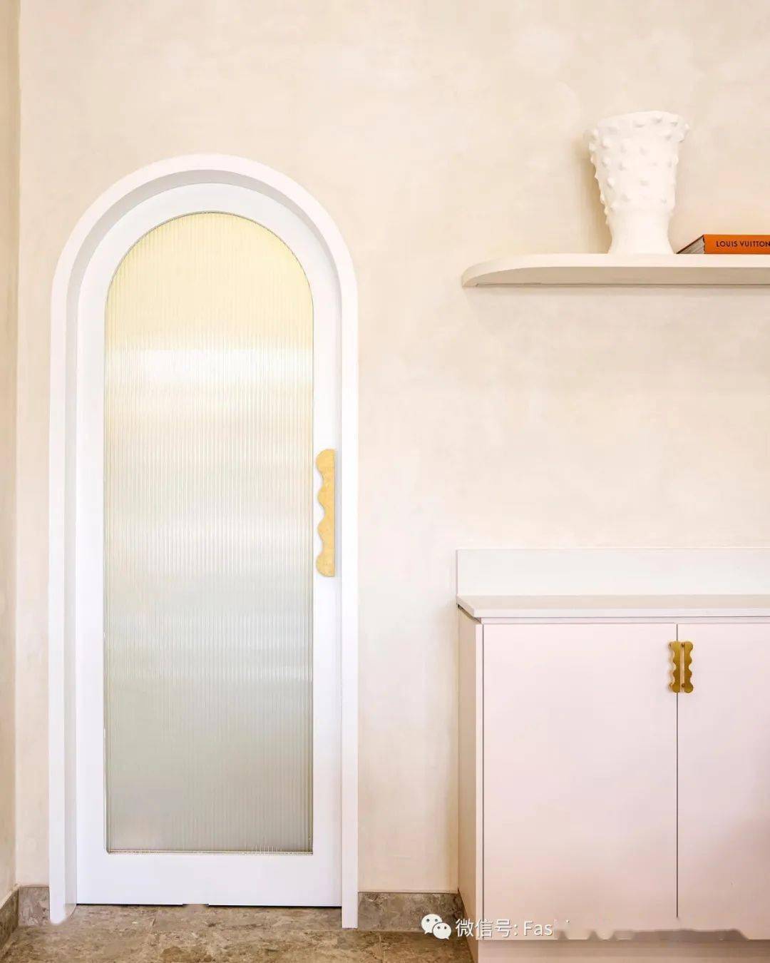 玻璃与拱形结合设计的隔断或者门,不仅连接空间不失去亲密感,又可以在