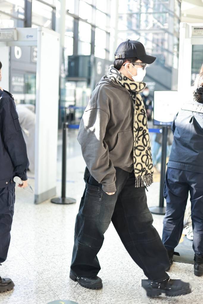 2023年11月18日,上海,苏有朋现身上海虹桥机场.