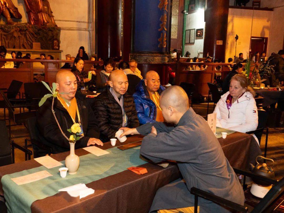来访嘉宾受到了灵隐寺方丈光泉大和尚的热情接待,先后参观了天王殿