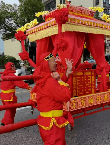 八抬大轿骑马去迎亲,云阳街头这个中式婚礼刷爆了!_人家_一身_队伍