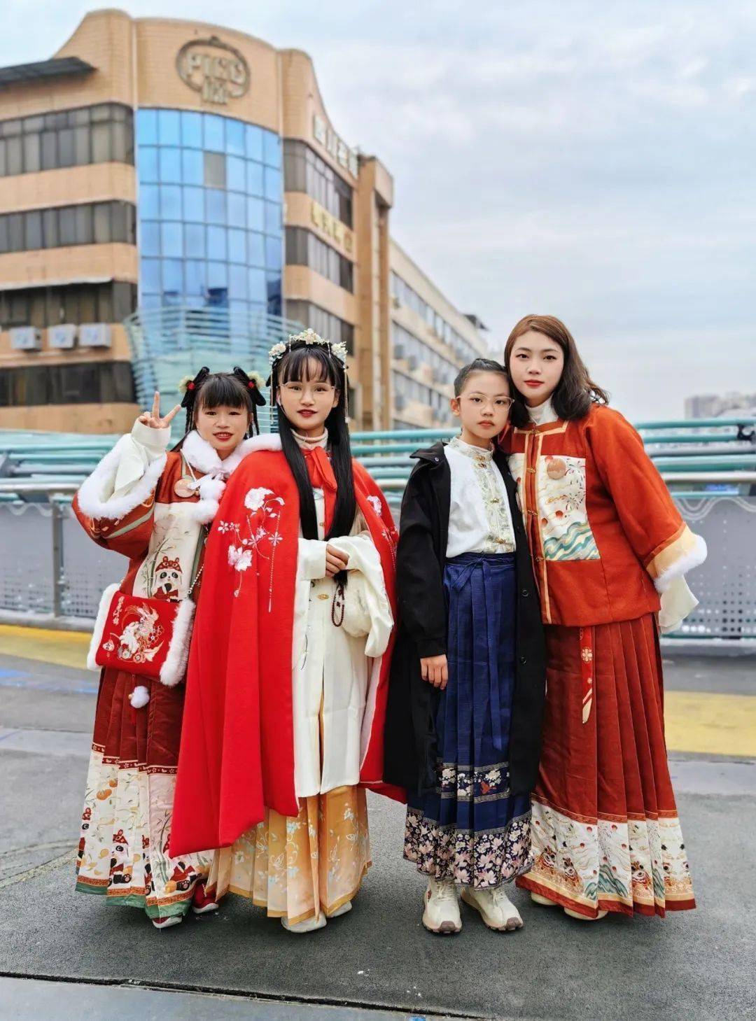 2003年11月22日,一位名叫王乐天的汉服爱好者身着汉服出行,在河南省