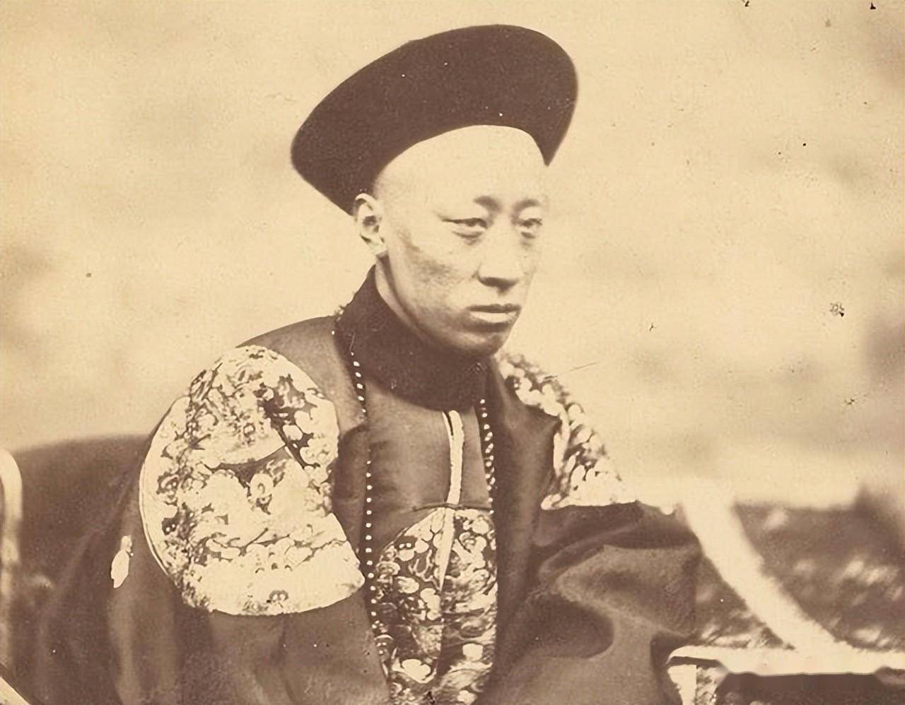 排在第三的摄政王载沣慈禧去世之前作出了最后的安排,以醇亲王载沣