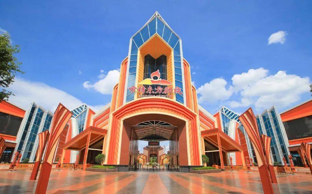 西边是郁孤台公园,辛弃疾在这里写下千古名句"郁孤台下清江水,中间