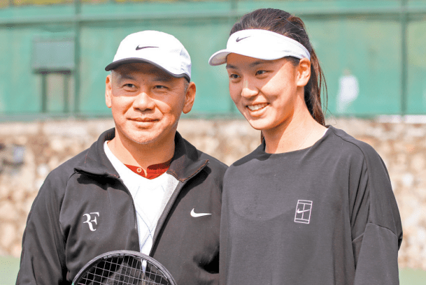 进入青春期后,王欣瑜的身高长到了1米82,同时因为球技出色,长相甜美