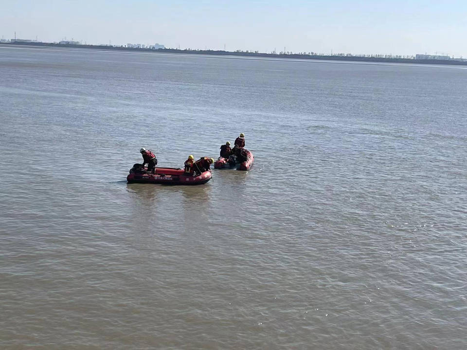 钱塘江又有人撒网捕鱼被卷走,失联超30小时,目前还在搜救中_潮头_海宁