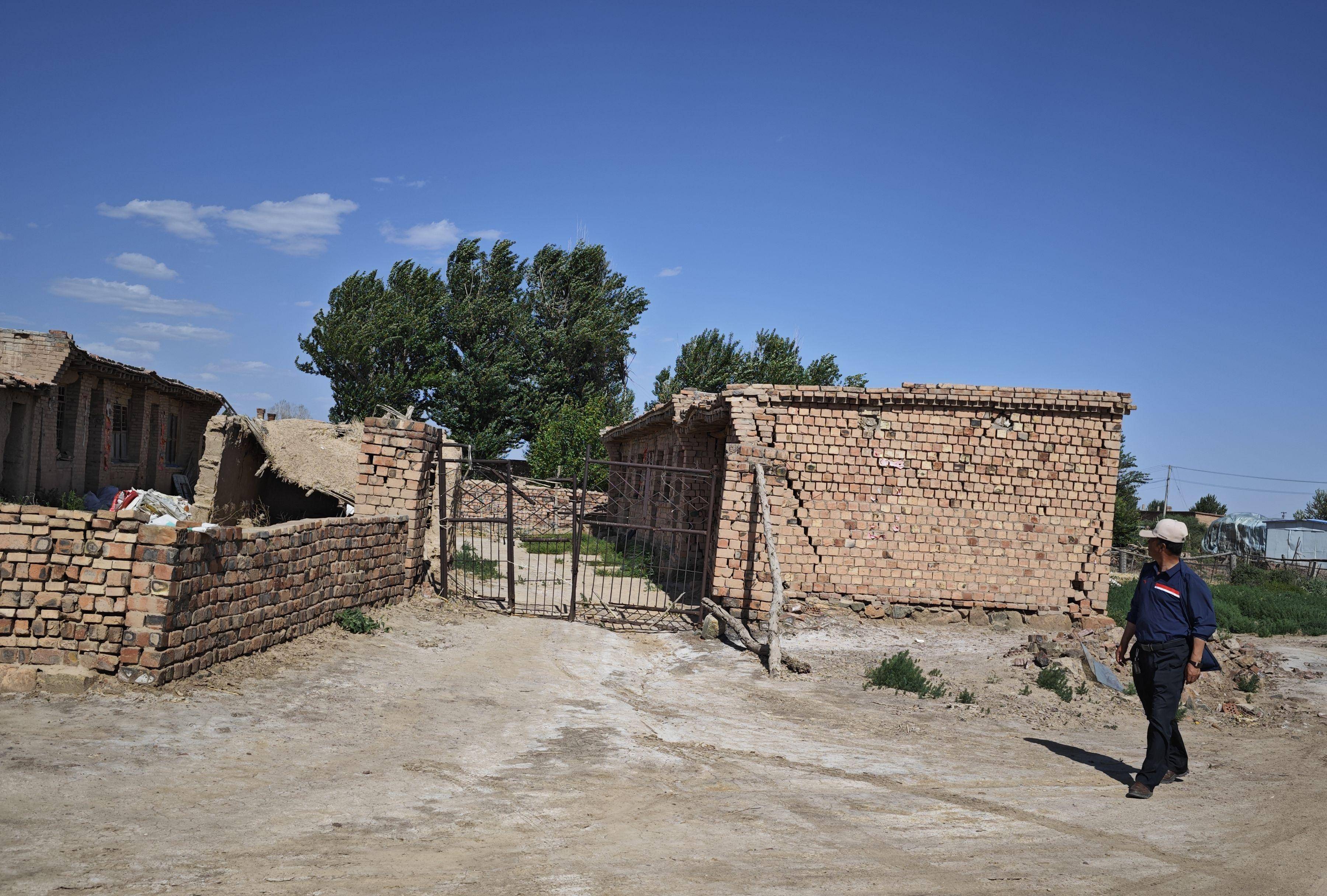 11月20日,人们在内蒙古鄂尔多斯市达拉特旗王爱召镇德胜泰村党群服务