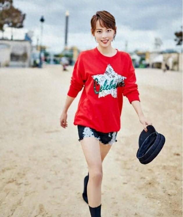 张嘉倪为搏眼球也是拼了,牛仔短裤搭配吊带上衣大秀迷人身姿!