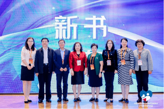 对对碰板块中,在谢红教授的主持下,苏大李惠玲院长,泰康保险黄佳经理