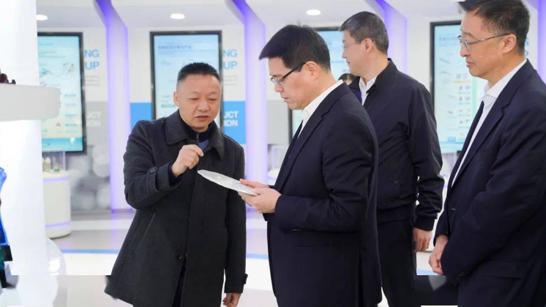 实地走访了华丰科技高速产线,杨艳辉就长虹控股集团的相关转型情况