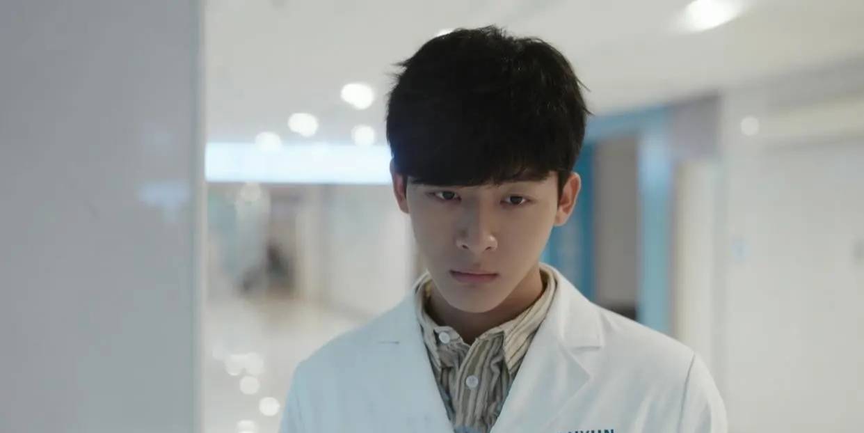 全程干瞪眼,面无表情,张晚意竟以这种方式,给青年演员上了一课_演技