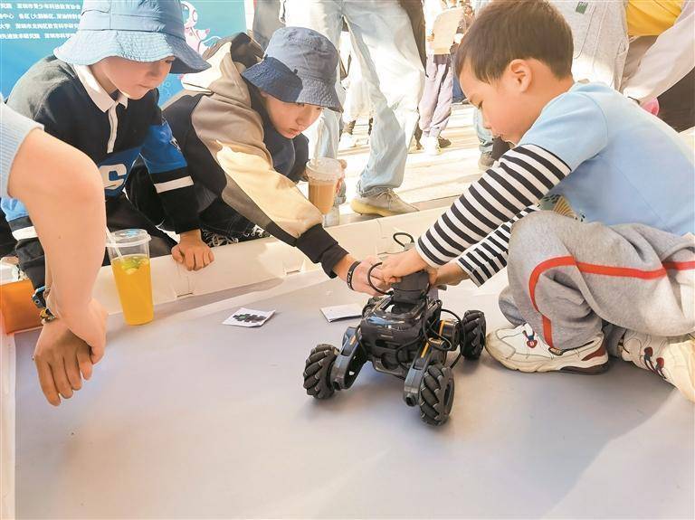 深圳学生创客节举行_教育_机器人_人工智能