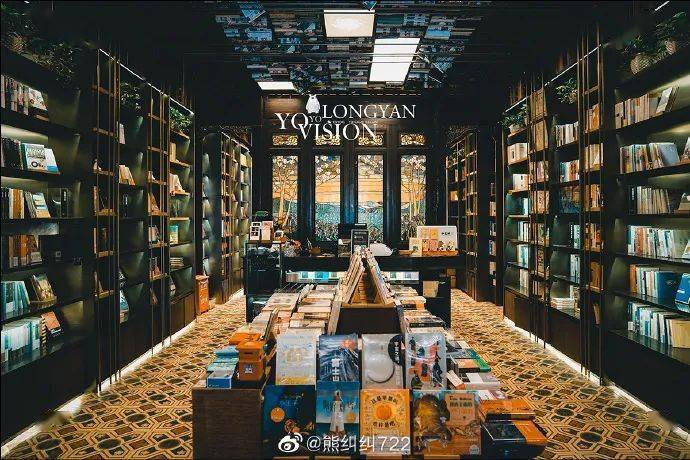 古香古色的实木招牌,闽韵十足的文创品,新华书店鼓浪屿音乐旅游店