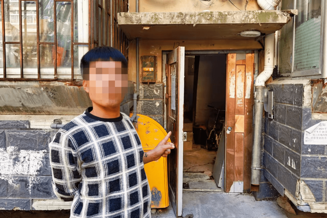 小谢家阳台窗户被撬动,但门锁完好,技术人员认定,小偷应是爬墙而上,撬