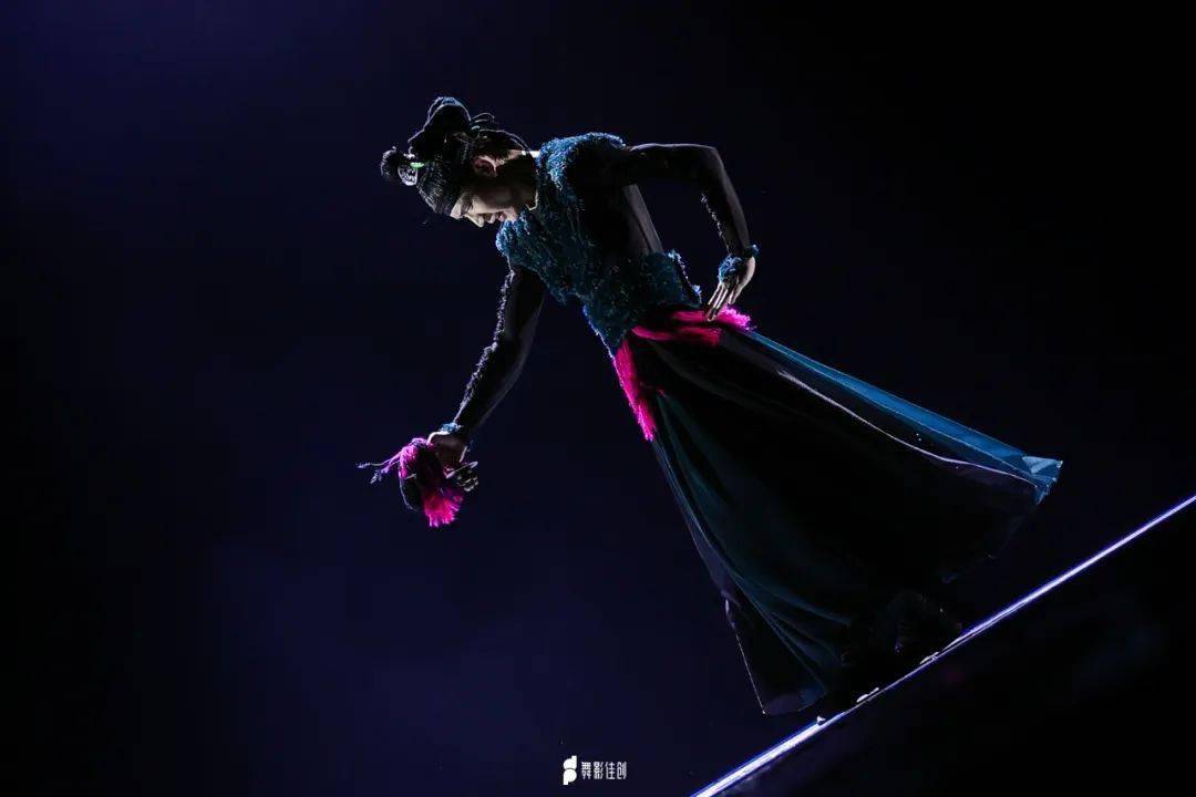 陈 平表  演:潘海龙哈尼族独舞《牛铃》02指导教师:古丽米娜·麦麦提